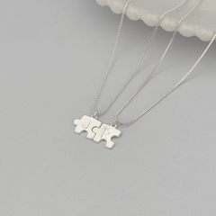 Imagem do Colar Medalha Inicial Personalizada Quebra Cabeça Banho de Prata