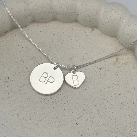 Colar Iniciais 2 Medalhas (Círculo + Coração) Personalizadas Banho de Prata