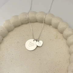 Colar Iniciais 2 Medalhas (Círculo + Coração) Personalizadas Banho de Prata - comprar online