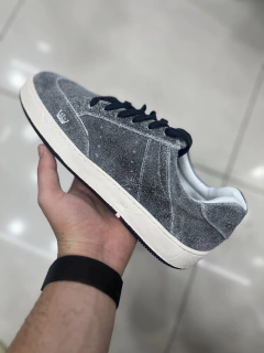 Tênis Casual cinza na internet