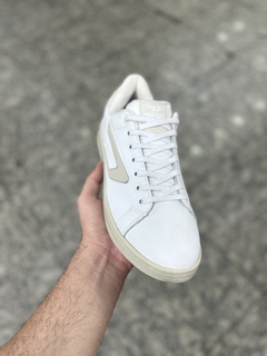 modelo casual Die branco com creme na internet