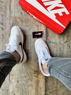 Sb Dunk Low Trd branco e azul marinho na internet