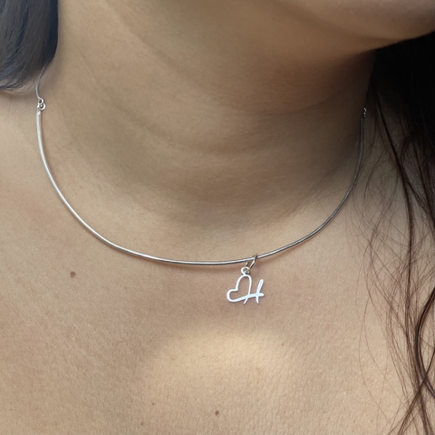 Choker semi aro prata com pingente inicial