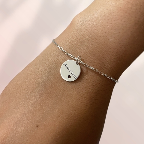 Pulseira de prata com pingente moeda nome 1,3 cm com coração vazado