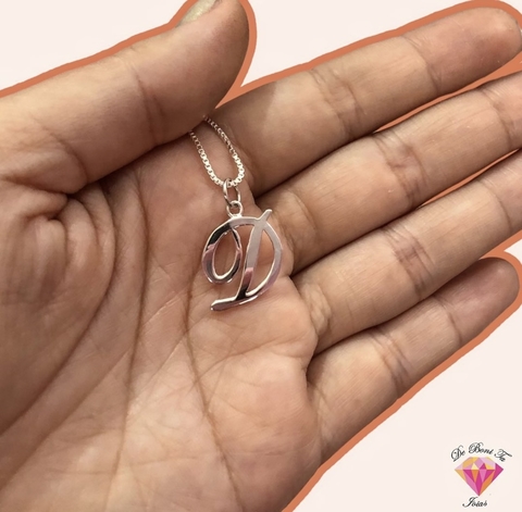 Cordão de prata com pingente de letra unisex