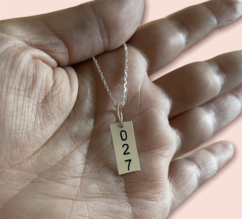 Cordão com pingente retângulo de prata personalizado