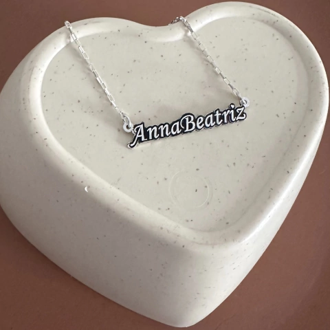 Cordão de prata com nome personalizado fundo