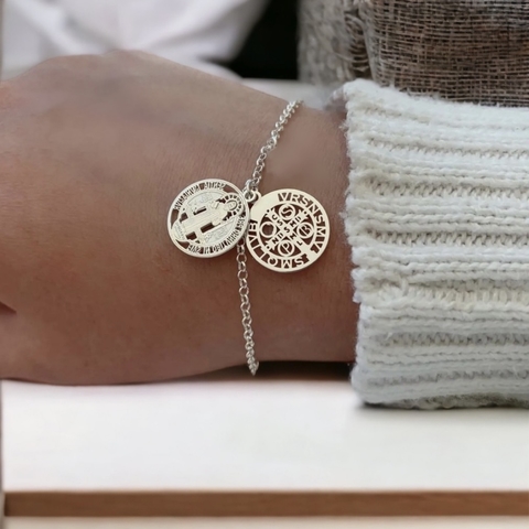 Pulseira com pingente de pata medalha São Bento