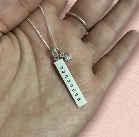 Cordão com pingente plaquinha data de prata com ponto de luz