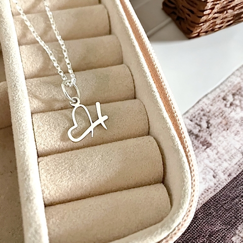 Cordão prata pingente inicial formato coração - comprar online