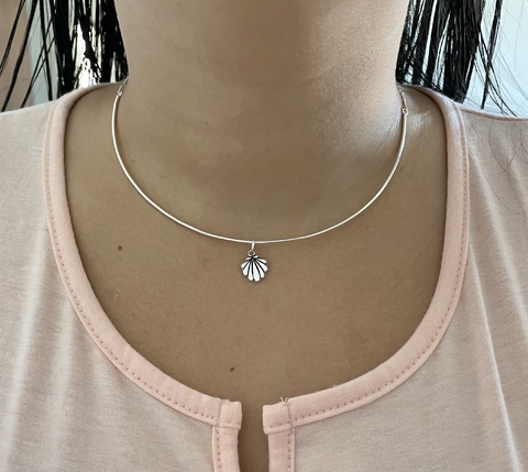 Choker semi aro de prata com pingente praia mar