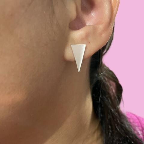 Brinco geometrico triângulo invertido de prata - comprar online