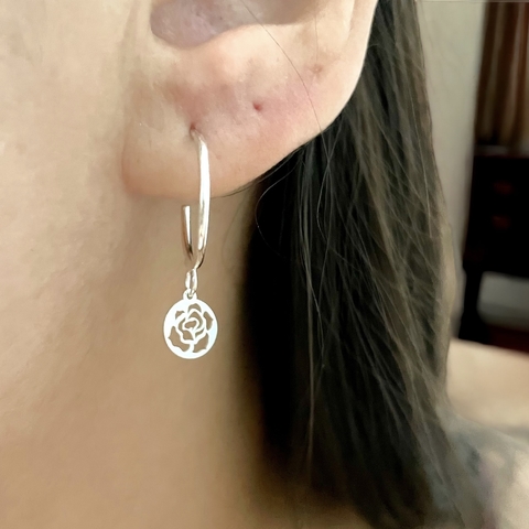 Brinco argola com pingente rosa de prata