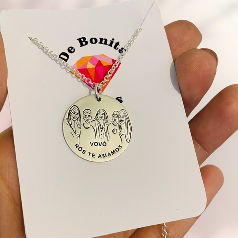 Cordão de prata com pingente com foto desenho e frase curta