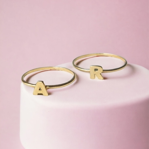 Anel de ouro 18k com inicial aro abaulado