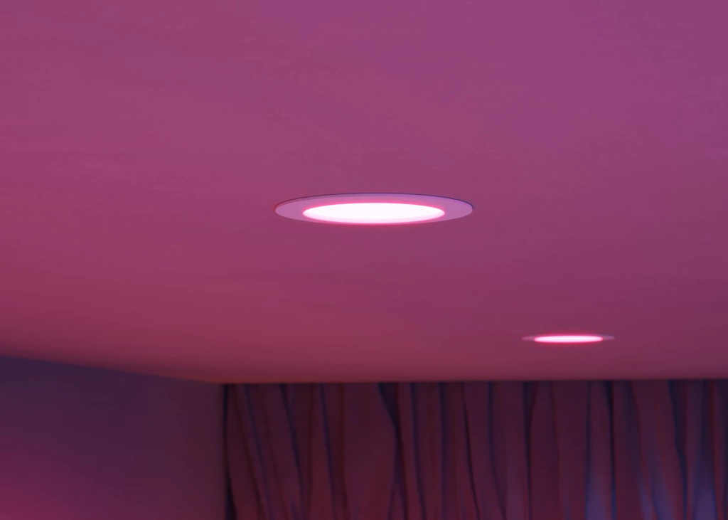 Philips Hue White and Color Ambiance Bluetooth | Dimmable LED Smart Retrofit Recessed Downlight 5/6" l 2ª Geração | Luminária Spot de Teto de Embutir l Fluxo Luminoso 1,100 lumens | Luminária Spot de Teto de Embutir | Compatível com a Alexa, Apple Homekit & Google Assistant | 4-Pack - Loja do Jangão - InterBros