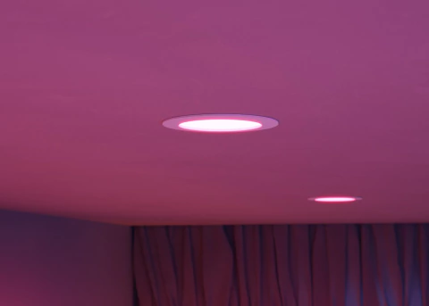 Philips Hue White and Color Ambiance Bluetooth | Dimmable LED Smart Retrofit Recessed Downlight 5/6" l 2ª Geração | Luminária Spot de Teto de Embutir l Fluxo Luminoso 1,100 lumens | Luminária Spot de Teto de Embutir | Compatível com a Alexa, Apple Homekit & Google Assistant | 4-Pack - Loja do Jangão - InterBros