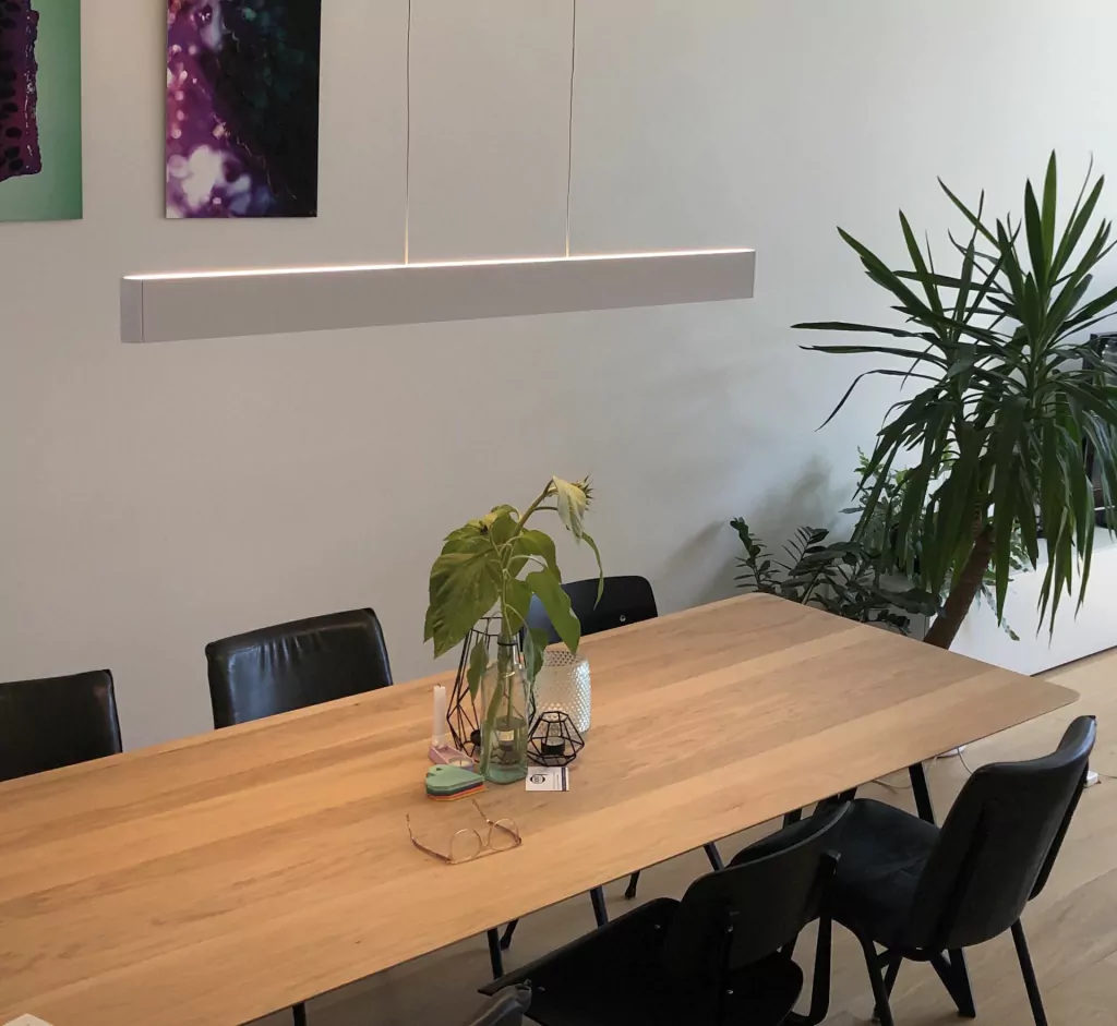 Imagen de Philips Hue White & Color Ambiance Ensis Pendant Light l Luminária Pendente Inteligente l Bluetooth e WiFi l Poderosíssimo Fluxo Luminoso 5.500 lumen l Ajuste cada Luz Individualmente l Compatível com Alexa, Apple Homekit & Google Assistant | Funciona com Bluetooth e/ou com a Hue Bridge