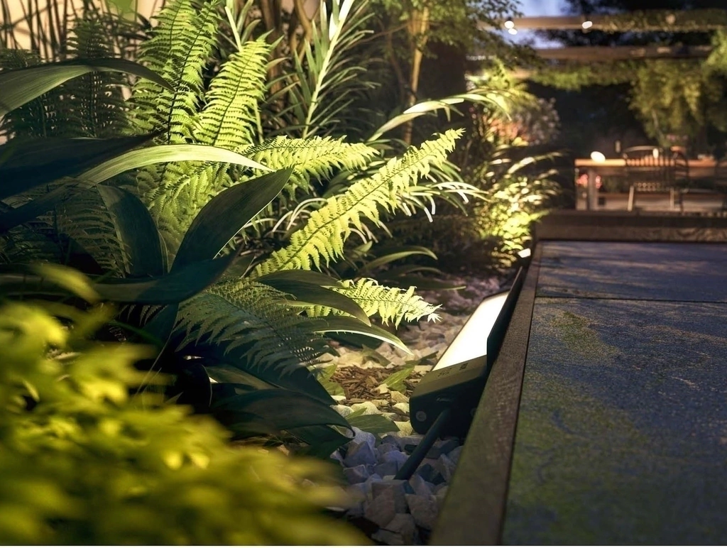 Philips Hue Amarant l Outdoor Light Bar l LED Wall Floodlight l Luminária Inteligente Outdoor de Piso l + Sensor de Presença l Alto Fluxo Luminoso de até 2.800 lumen l LED Integrado l Sem Fonte de Energia l Compatível com Alexa, Apple Homekit & Google Assistant l Requer Hue Bridge - buy online