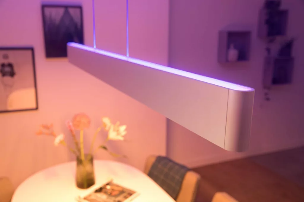 Philips Hue White & Color Ambiance Ensis Pendant Light l Luminária Pendente Inteligente l Bluetooth e WiFi l Poderosíssimo Fluxo Luminoso 5.500 lumen l Ajuste cada Luz Individualmente l Compatível com Alexa, Apple Homekit & Google Assistant | Funciona com Bluetooth e/ou com a Hue Bridge - Loja do Jangão - InterBros