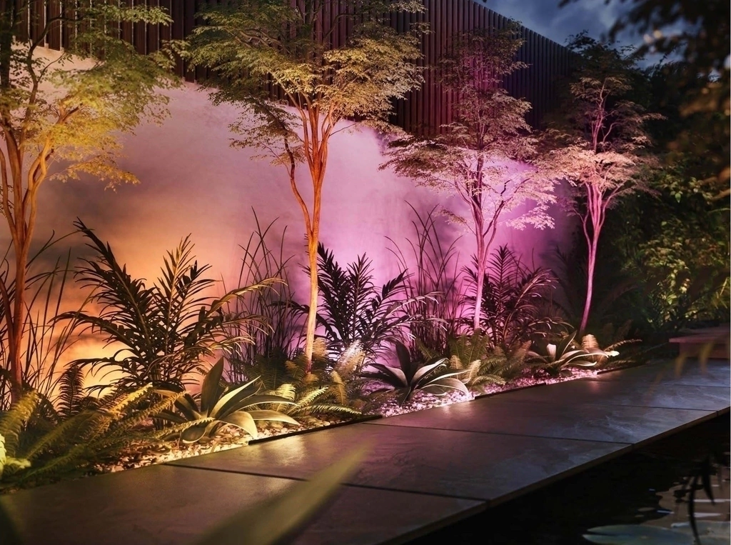 Philips Hue Amarant l Outdoor Light Bar l LED Wall Floodlight l Luminária Inteligente Outdoor de Piso l + Sensor de Presença l Alto Fluxo Luminoso de até 2.800 lumen l LED Integrado l Sem Fonte de Energia l Compatível com Alexa, Apple Homekit & Google Assistant l Requer Hue Bridge on internet