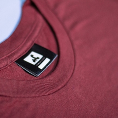 Camiseta Tubular Chamada Local "Vinho" na internet