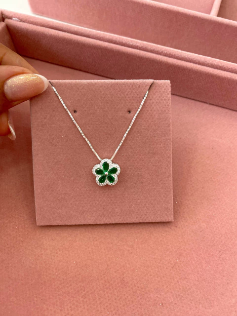 Colar Flor verde cravejada