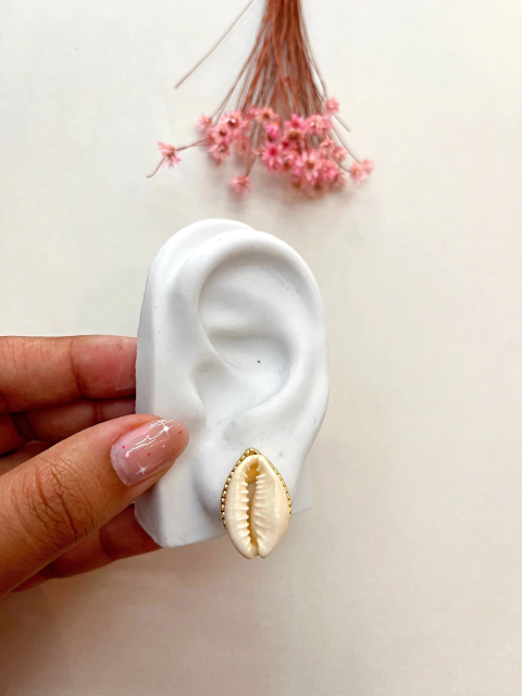 Brinco concha branca