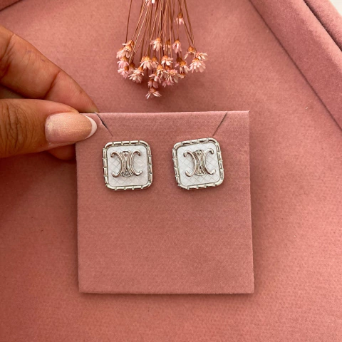 Brinco Chanel quadrado
