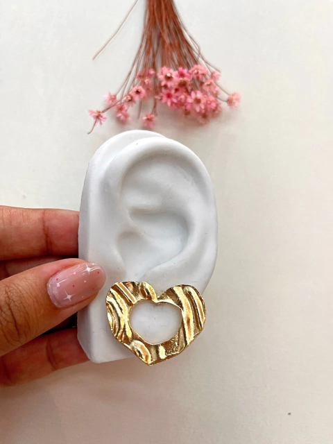 Brinco coração martelado