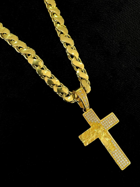 Kit Corrente Friso S 8mm + Pingente Cruz Rosto de Cristo Cravejado Com Pedras Zircônias, Tamanho M - comprar online