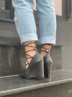 Scarpin anabela preto