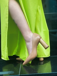 Scarpin nude salto madeira na internet