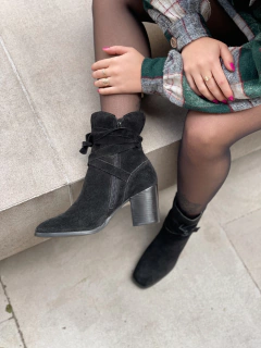 Bota camurça com amarrações na internet