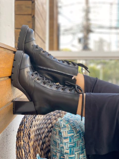 Coturno tratorado com salto - Jamile Calçados Exposição