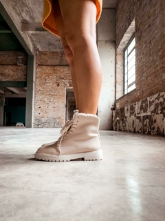Coturno off white com pelo - comprar online