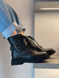 Coturno black com fivela - Jamile Calçados Exposição