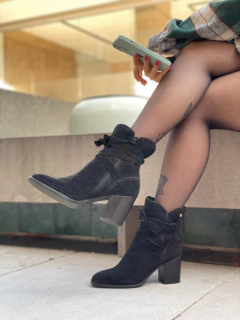 Bota camurça com amarrações - Jamile Calçados Exposição