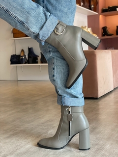 Bota Iris Cinza - Jamile Calçados Exposição