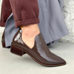 Sapato recortado Charlote café verniz - comprar online