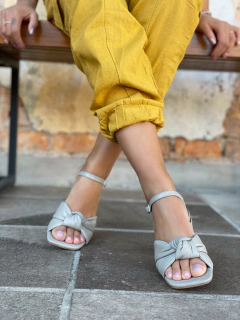 Sandália Jasmine Gray na internet