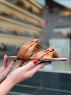 Rasteira Tina Caramelo - Jamile Calçados Exposição