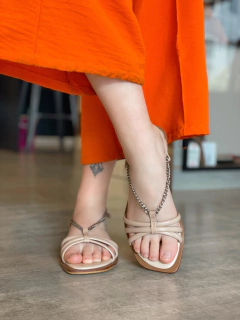 Rasteirinha Adele nude corrente