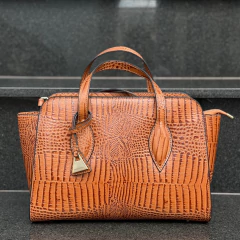 Bolsa Kira Caramelo Croco - Jamile Calçados Exposição