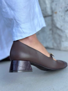 Sapato Mary Jane Safira Croco Marrom - loja online