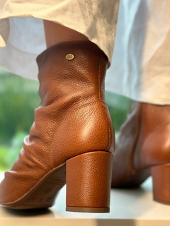 Imagem do Bota Victoria Cappuccino