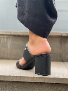 Tamanco Lira Preto na internet