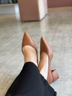 Scarpin Leoni Caramelo - Jamile Calçados Exposição