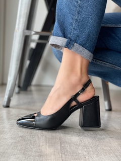 Sapato Esmeralda Black com ponteira em verniz - comprar online