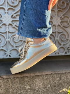 Tênis Dara Dourado na internet